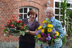 Frau Zierau und Frau Straßenburg mit ihrem Blumenschmuck